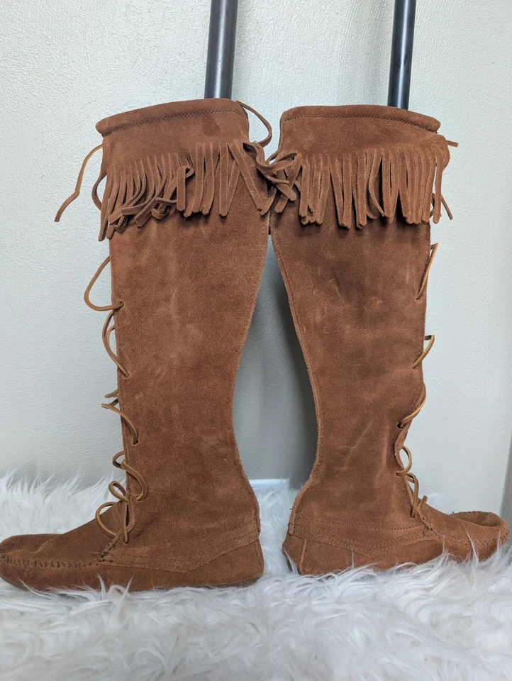 Botas femininas Minnetonka couro marrom franja joelho alto Moc Toe com cadarço sólido 4 M - Imagem 2 de 4