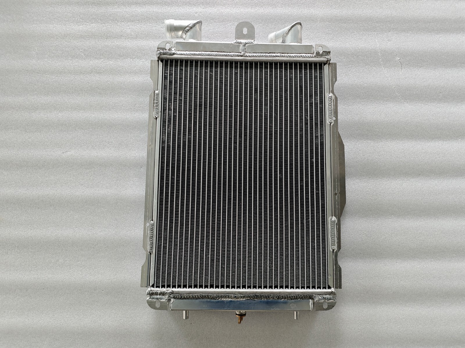 Left side  Radiator for Ferrari F355 3.5L 1994-1999, With Sensor hole
