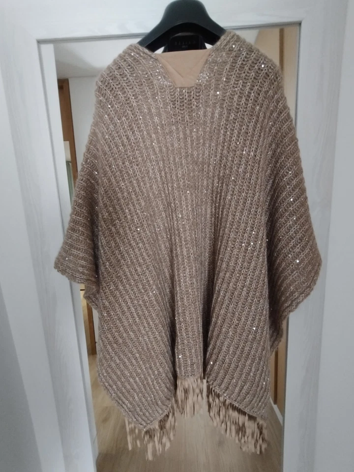 Poncho De Punto De D. Exterior - Imagen 2 de 4