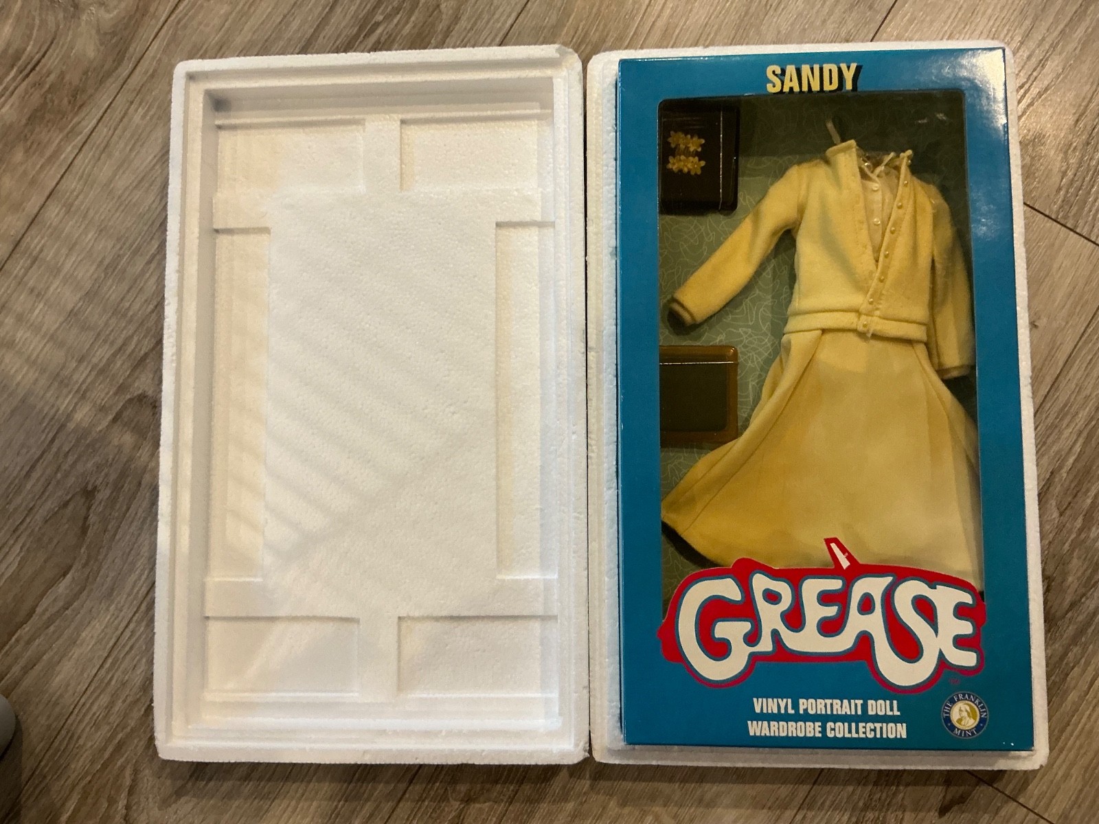 Nuevo en caja Franklin Como Nuevo Grasa Muñeca Sandy Amarillo Vestido Escolar Conjunto