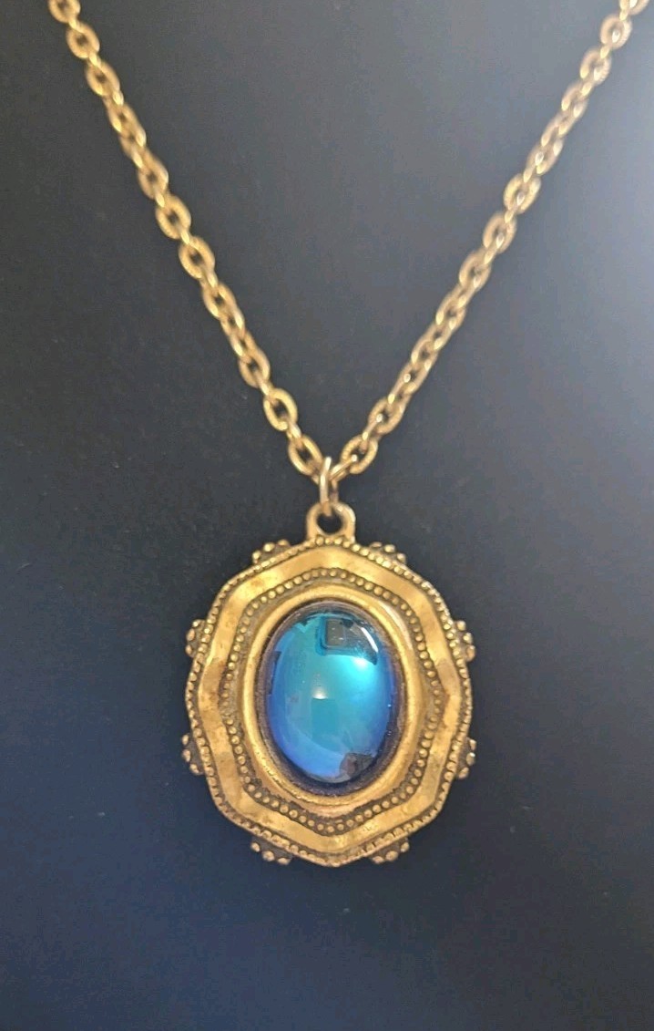 Emmons Necklace & Pendant Blue Fire 2648? Cabochon Purple Changing Mystic Vtg