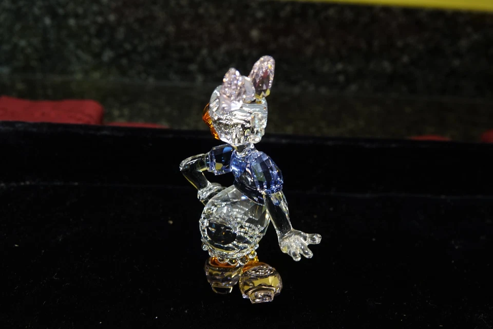 Swarovski Disney Daisy Duck (5115334) - Image 3 of 4