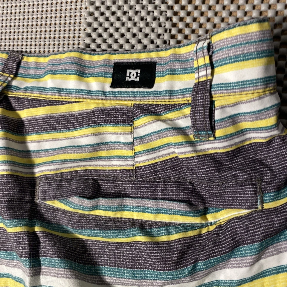 DC Shoes Hombres Talla 32 Negro Amarillo Verde Rayas Surf Bañador Skateboard Shorts Foto 4 de 4