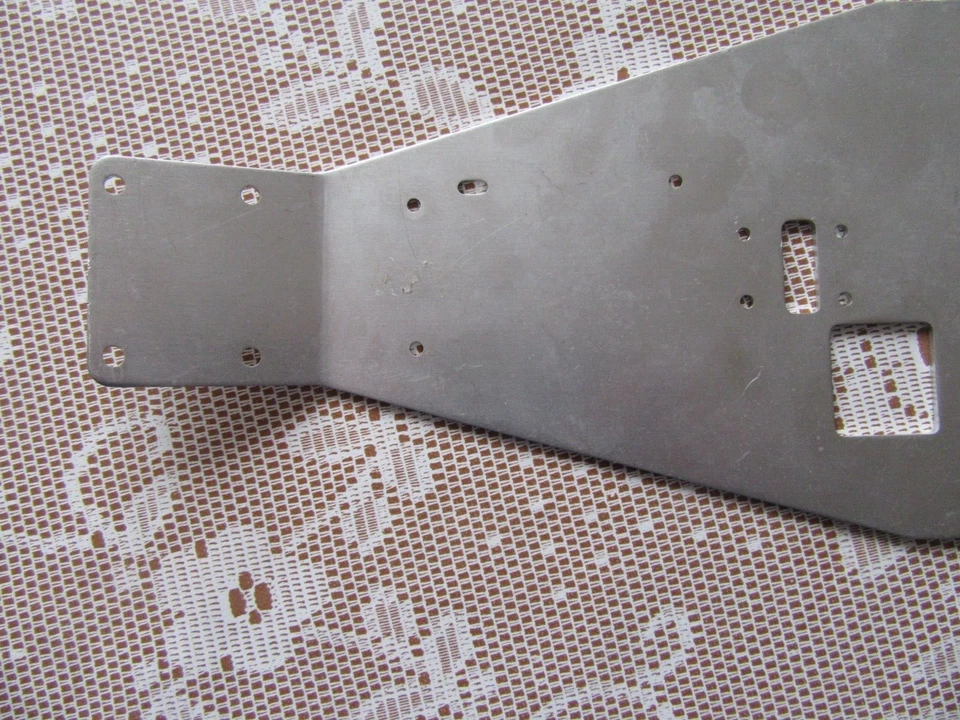 A617 T2M Placa Chasis Plateado De Aluminio 1:10 L 32.3CM Modelo - Imagen 2 de 4