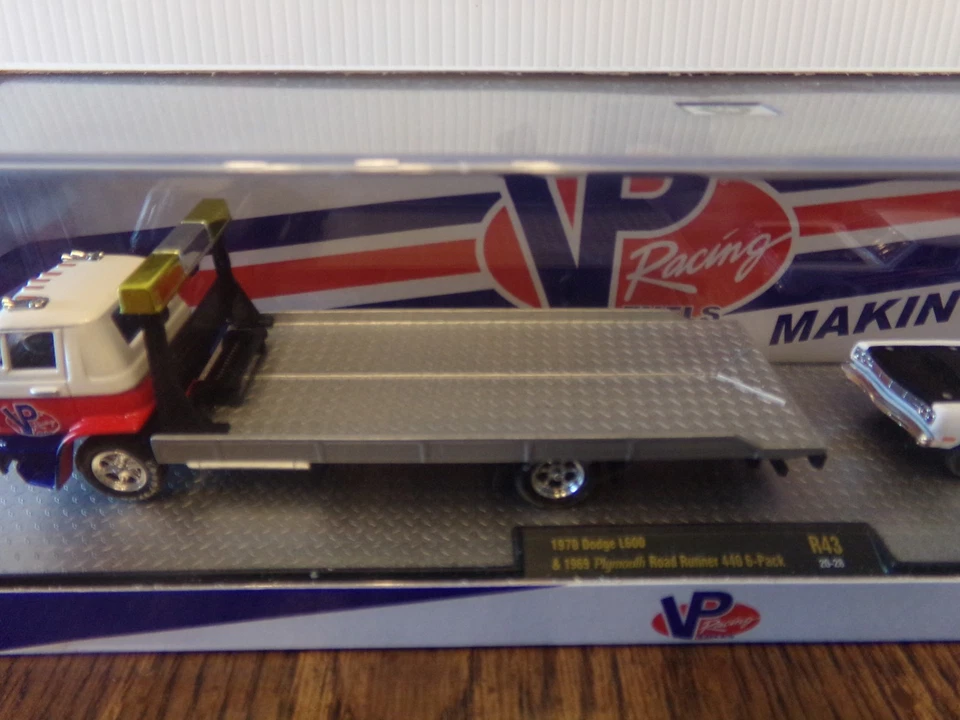 Camión automático M2 Machines 43 1970 Dodge L600 y 1969 Plymouth Road Runner VP Racing Foto 2 de 4