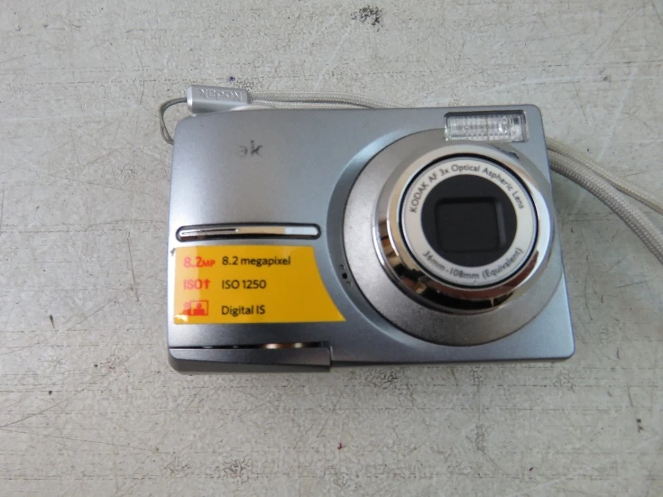 Kodak EasyShare C813 Compact Digital Camera, 8.2MP, Silver, 3x Optical Zoom - Image 2 of 4