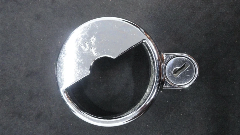 NOS 1971-74 CADILLAC FLEETWOOD DEVILLE CALAIS ELDORADO TRAVA DE TAMPA DE COMBUSTÍVEL 6410606 - Imagem 2 de 4