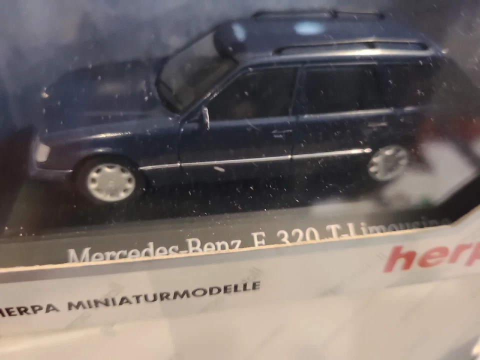 mercedes benz E 320 T limousine break 1/43 bleu metal 1/43 HERPA . - Photo 4/4