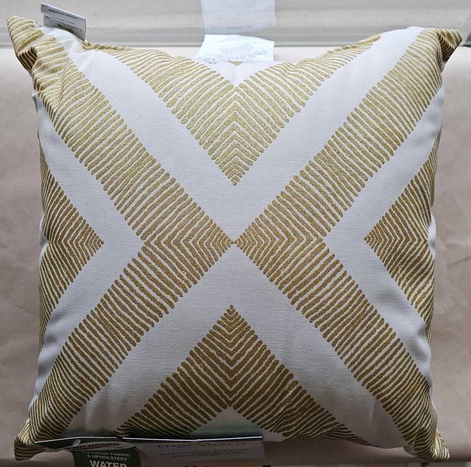 Подушка уличная Threshold 17,5 дюйма x 17,5 дюйма, водостойкая, полностью из полиэстера, золотистая Geo. - Изображение 2 из 4