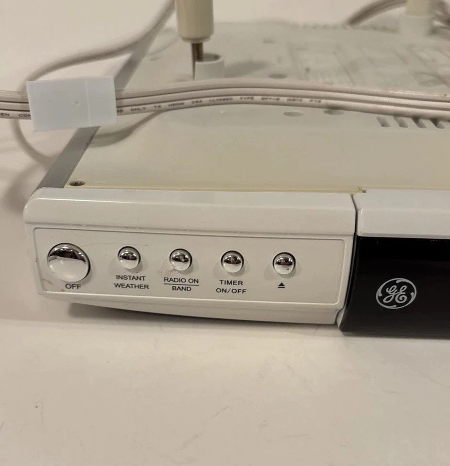 GE Slim Spacemaker Under Cabinet AM/FM Radio CD Player Model 7-5350 For Parts - Image 3 of 4