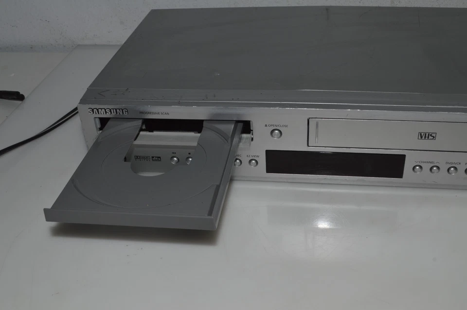 Samsung DVD-V5500 DVD/VCR Combo Hi-Fi Lettore Registratore VHS (LPX41) - Image 2 of 4