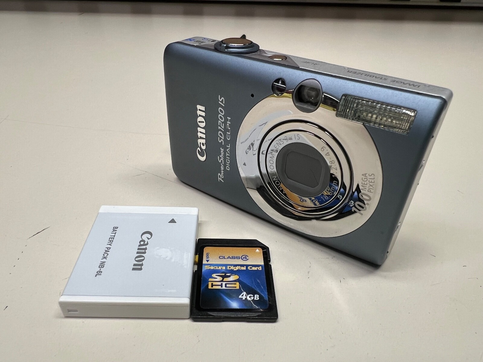 CANON POWERSHOT SD1200 IS DIGITAL POINT & SHOOT CAMERA W/ CHARGER