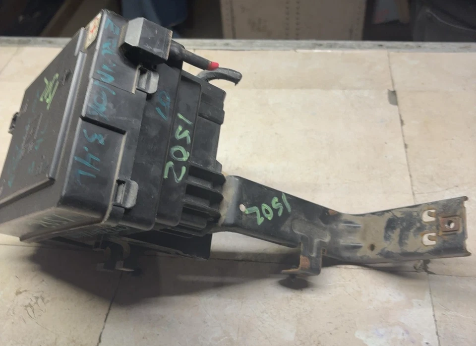 Caja de fusibles motor Chevy Equinox 07 08 09 Foto 4 de 4