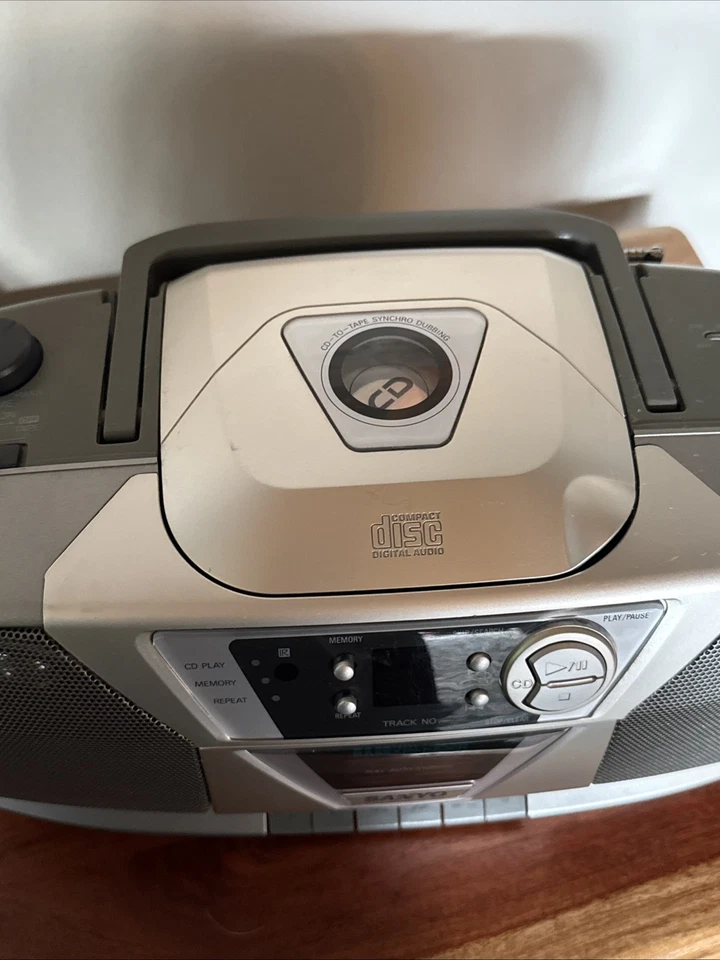 Sanyo Estéreo Boom Box Radio AM/FM Reproductor de CD Cassette Grabadora CWM-210 Probado Foto 4 de 4