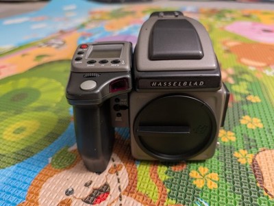 Hasselblad H1 body(30xx sc) with HM 16-32 film magazine (6xx sc)