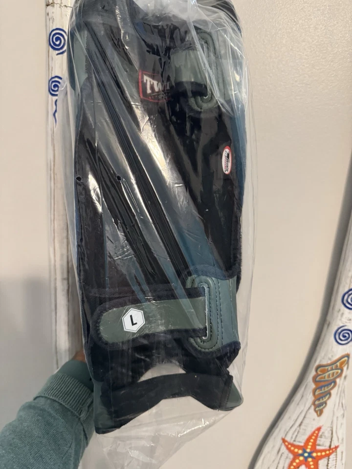 Brand New *Genuine* Twins SGL10 Shin Guards Size Medium Olive  (No Tariffs!) - Image 3 of 4