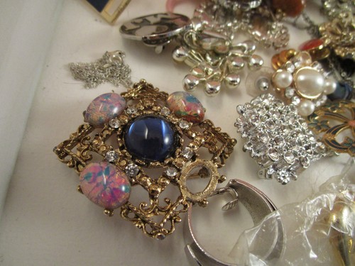 Vintage Mixed Lot of Costume Jewelry Craft Repair Parts & Pieces - Picture 3 of 10