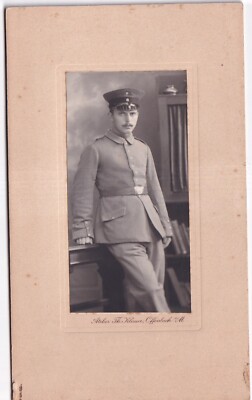 OFFENBACH: SOLDAT mit MÜTZE (feldgrau ?) , KNIESTÜCK (C.D.V) Th. Klauer, Offenb.