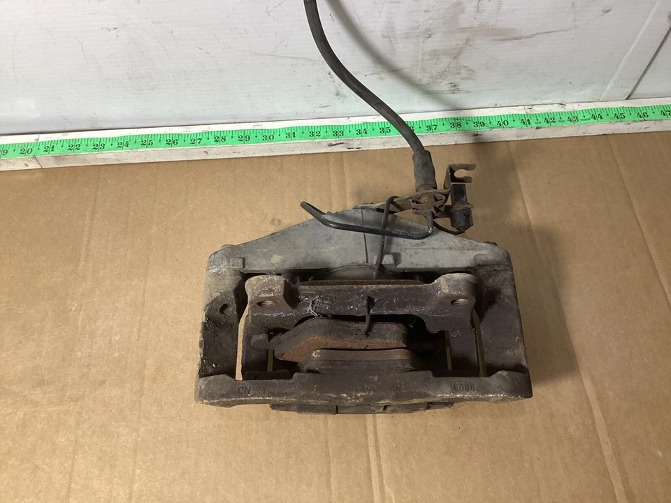 Pinza de freno delantera derecha del lado del pasajero Audi A4 2009-2012 8K0615124B OEM. Foto 3 de 4