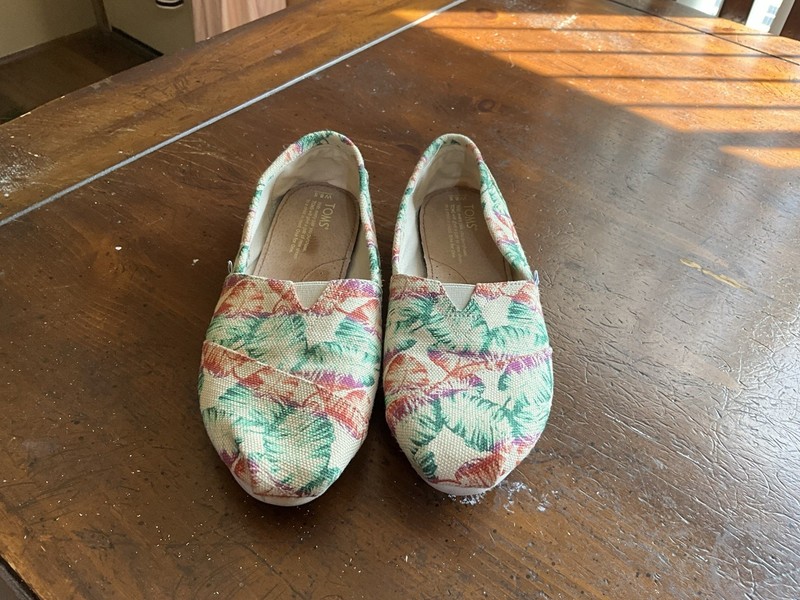 Ladies Size 8.5 Tropical Print TOMS