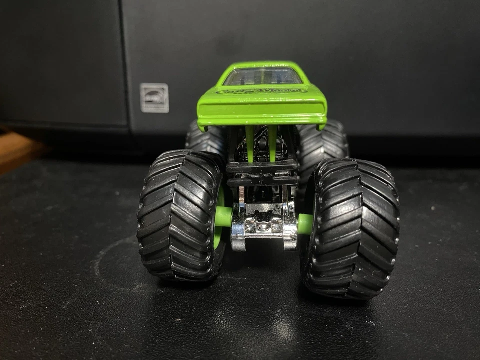 Coche aplastable fundido a presión Hot Wheels 2018 Monster Jam Gas Monkey Garage escala 1:64 Foto 4 de 4