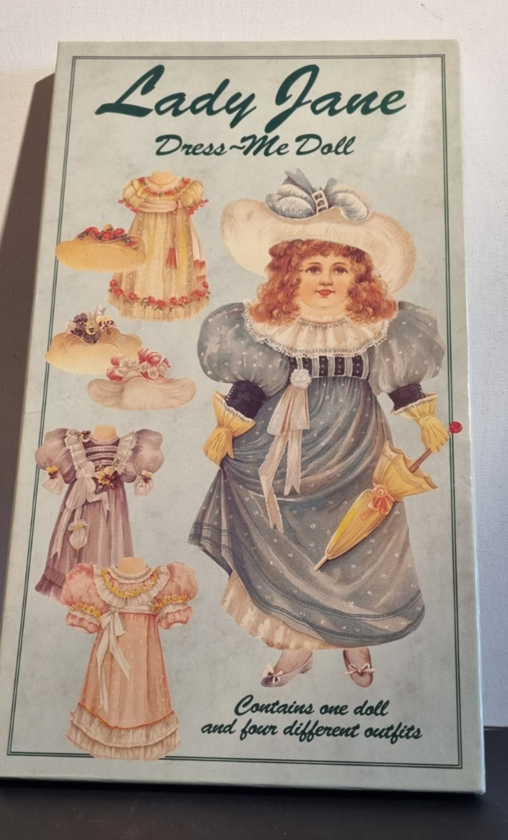 Poupée de collection Lady Jane en carton de style victorien avec ses 4 tenues vintage