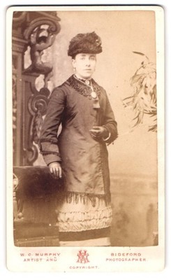 Fotografie W. C. Murphy, Bideford, 2, 2 a, 3 & 4, Portrait junge Dame im Mantel 