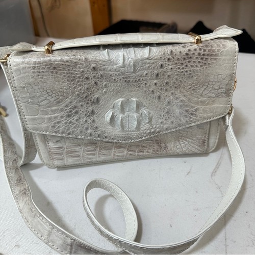 Borsa Grand Pelle in pelle di coccodrillo goffrata con patta bianca e tracolla - Foto 9 di 11