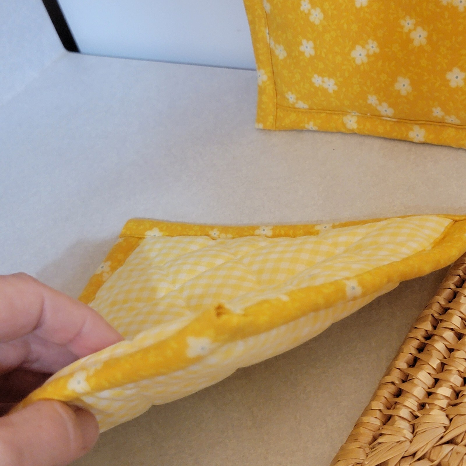 Potholders Set of 4 Quilted White & Yellow Poppy Poppies New 