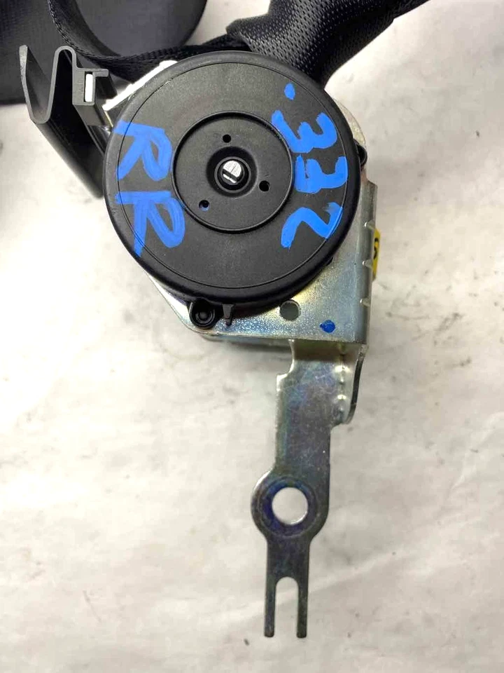 2005 BMW 330I Rear Seat Belt Lap & Shoulder Belt Right Passenger Side G - Изображение 2 из 4