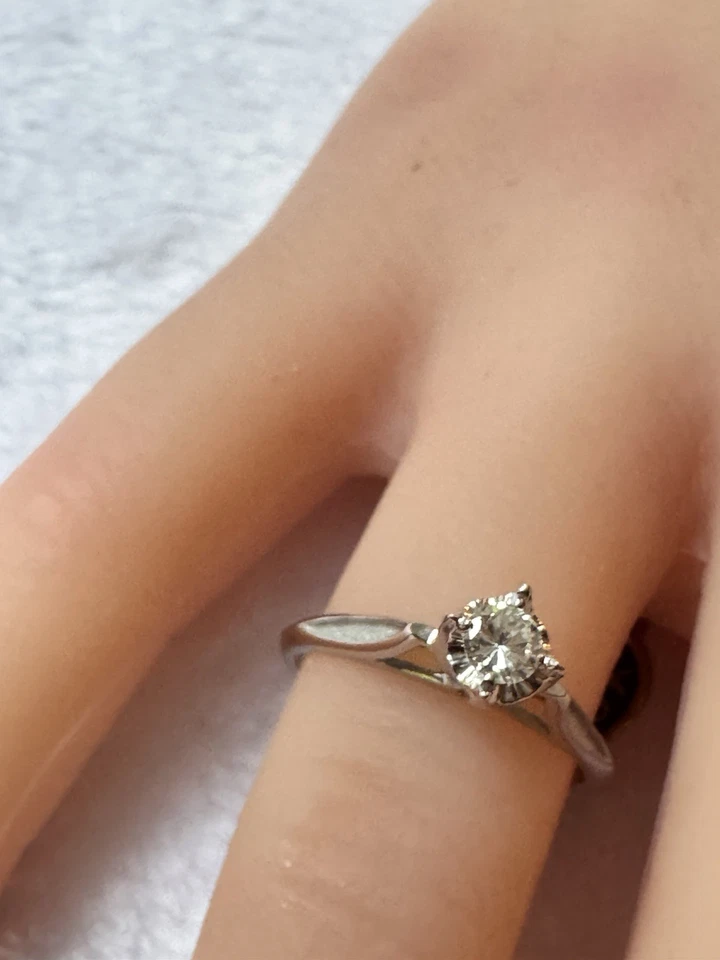 Solitario de diamantes naturales Keepsake Starfire de 0,25 quilates en montura de oro blanco de 14 k Foto 2 de 4