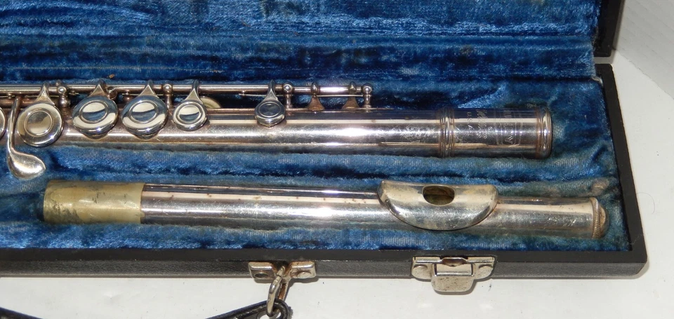 Bundy Selmer FLAUTA CON ESTUCHE RÍGIDO NEGRO Forro Terciopelo Azul Foto 3 de 4