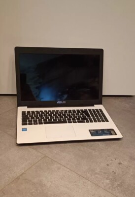 Asus F553m - Defekt - Bildschirm Bleibt Schwarz