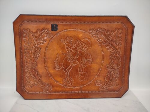 4 Vintage handgefertigte geprägte Tischsets aus gearbeitetem Leder 17x12 Western Thema B Monogramm - Bild 2 von 16