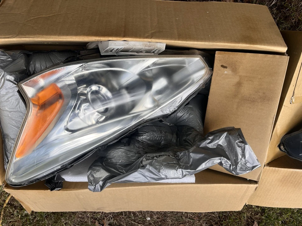 Right Headlight Halogen Fits 2013-2015 Nissan Altima - Image 4 of 4