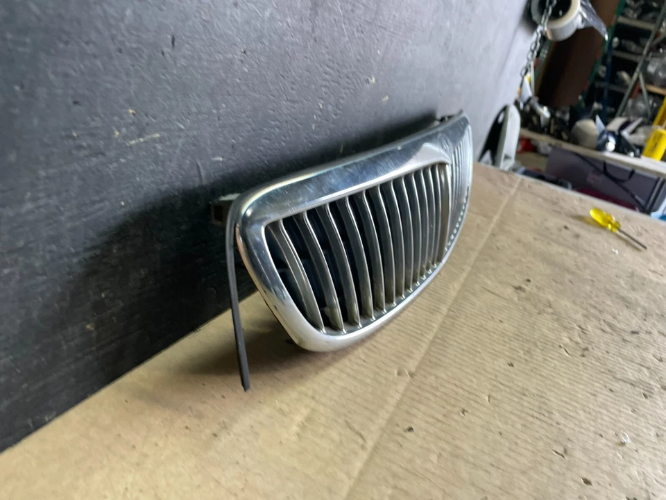 2000 to 2001 Infiniti i30 Front Upper Grill Grille OEM J4104 PS - Image 3 of 4