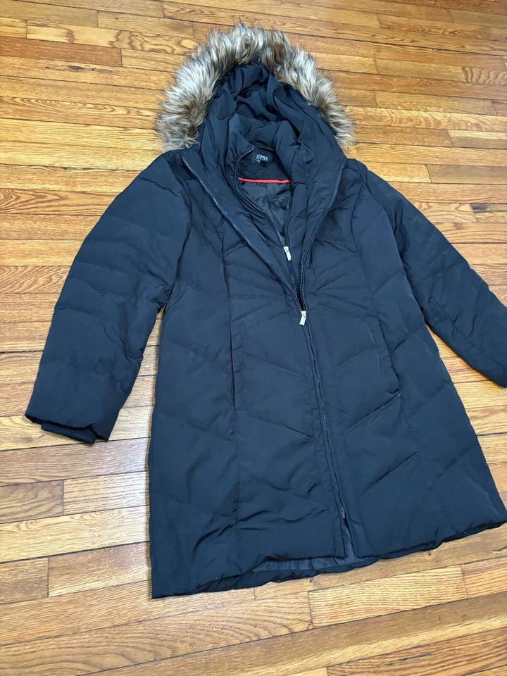 Abrigo acolchado de plumón Jones New York para mujer talla grande negro con capucha aislante de piel Foto 3 de 4