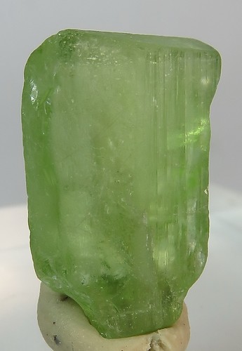 15 CARATS AMAZING GREEN PERIDOTE CRYSTAL FROM PAKISTAN, V197 15 CARATS AMAZING GREEN PERIDOTE CRYSTAL FROM PAKISTAN, V197