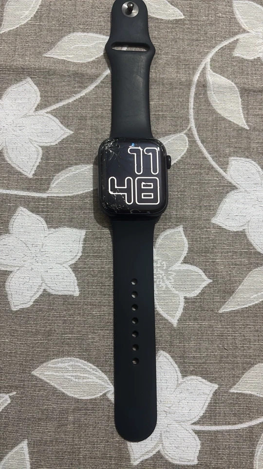 Apple Watch SE GPS 44mm Cassa in Alluminio con Cinturino Sport, foto 2 di 5