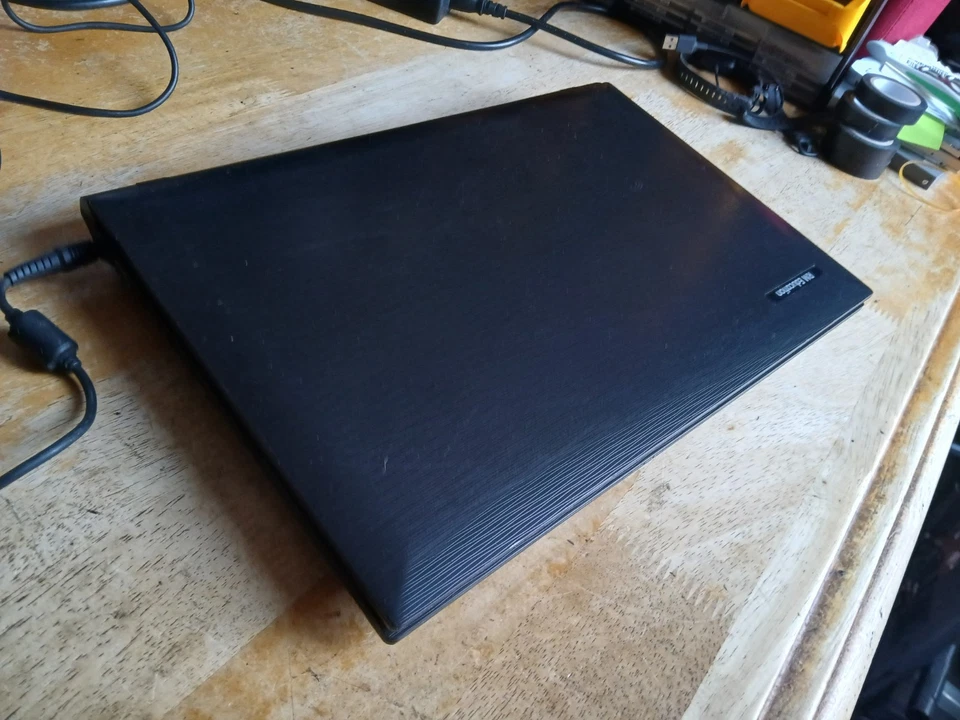 SERIOUSLY FAST Core i3 Windows XP Laptop--15.6" + HDMi + 320GB HD + 4GB RAM (R1) - Image 3 of 4