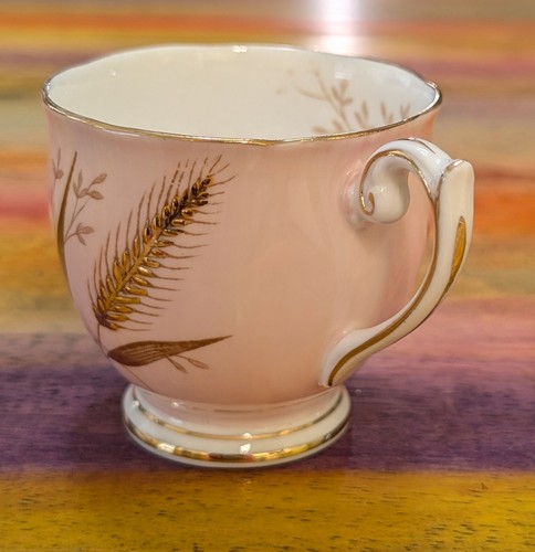 ⭐QUEEN ANNE FOOTED Tea Cup PINK Bone China Raised Gold Wheat Pattern5492 MCM VTG - Picture 4 of 11
