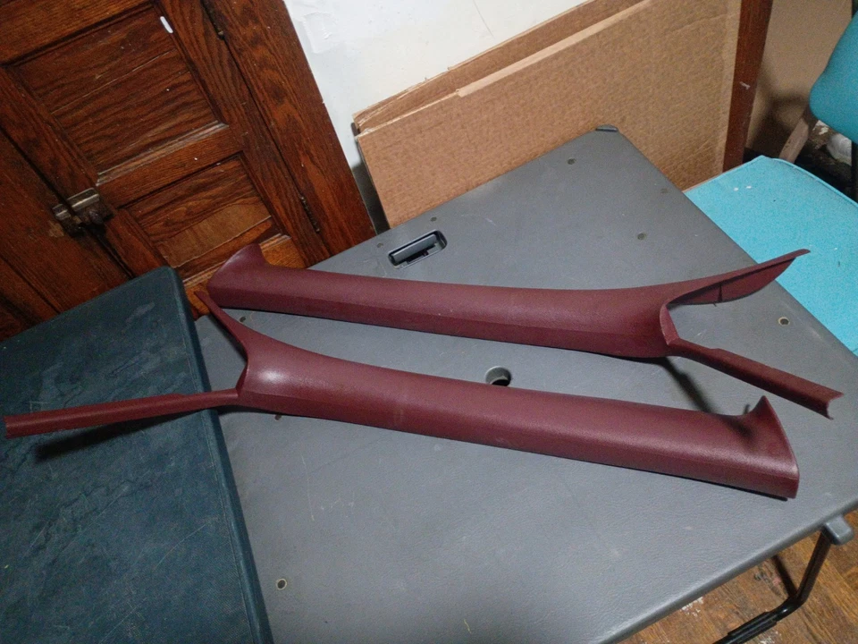 Chevy Caprice 1991-96 paneles de ajuste de pilar derecho e izquierdo en rojo oscuro. Foto 2 de 4