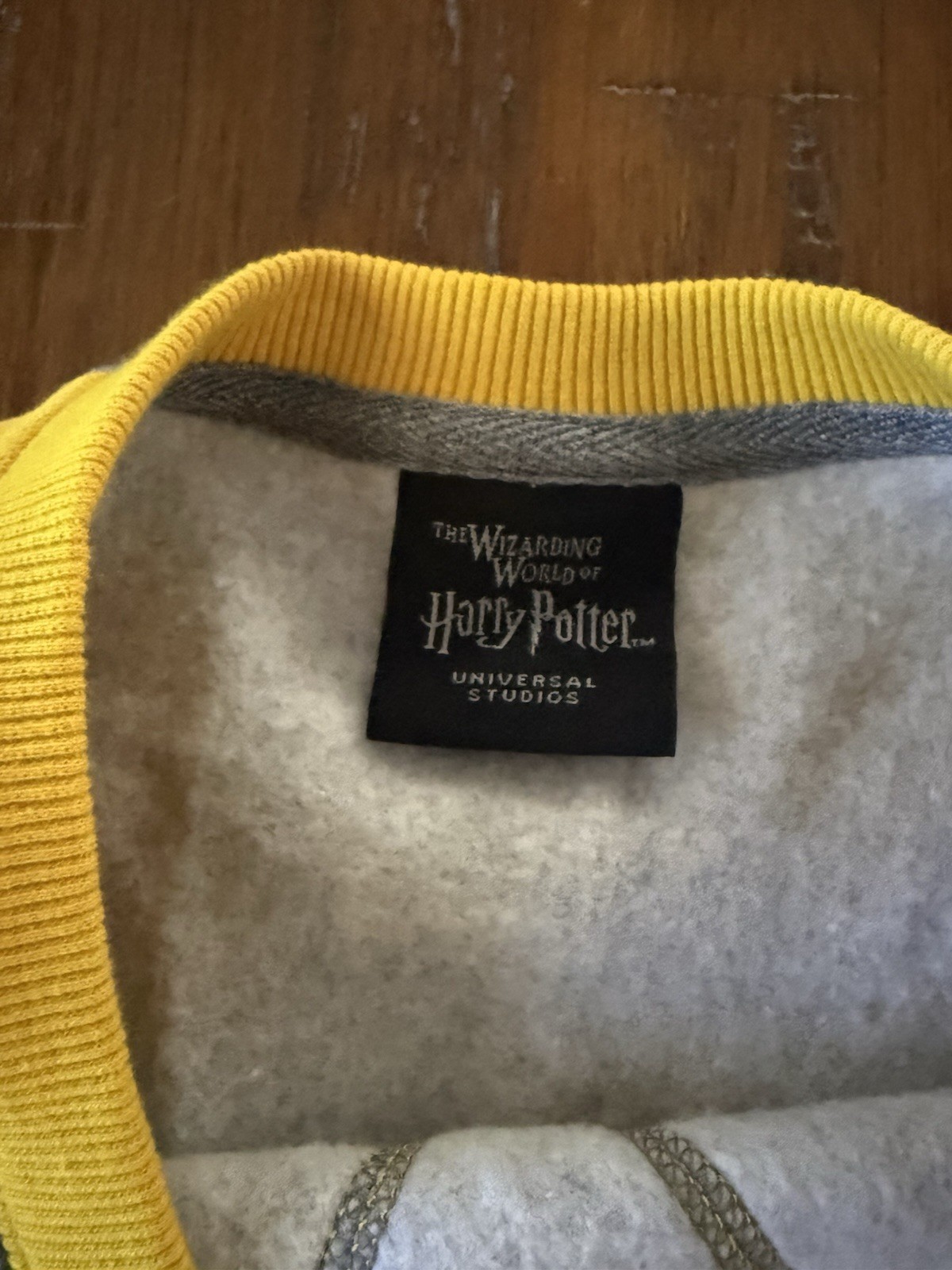 UNIVERSAL STUDIOS HARRY POTTER HUFFLEPUFF WIZARDING WORLD SWEATSHIRT NWT Sz LG