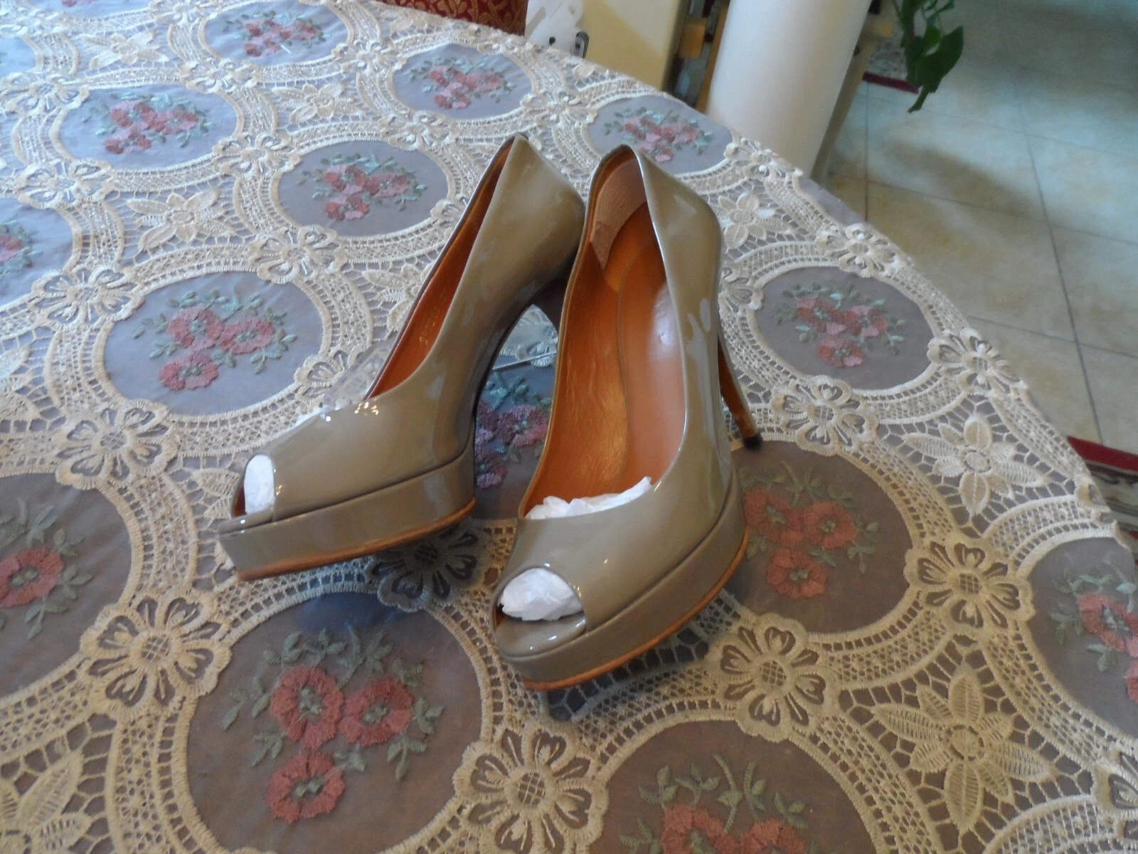 Talons pompe bout en cuir verni Gucci Taupe taille 37B