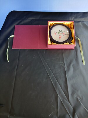 Chinesische doppelseitige Seidenstickerei im Spinnrahmen mit Ständer & Box Vintage