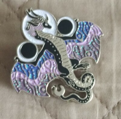 NEU Magical Dragon harte Emaille Metall Pin Abzeichen Glitzer