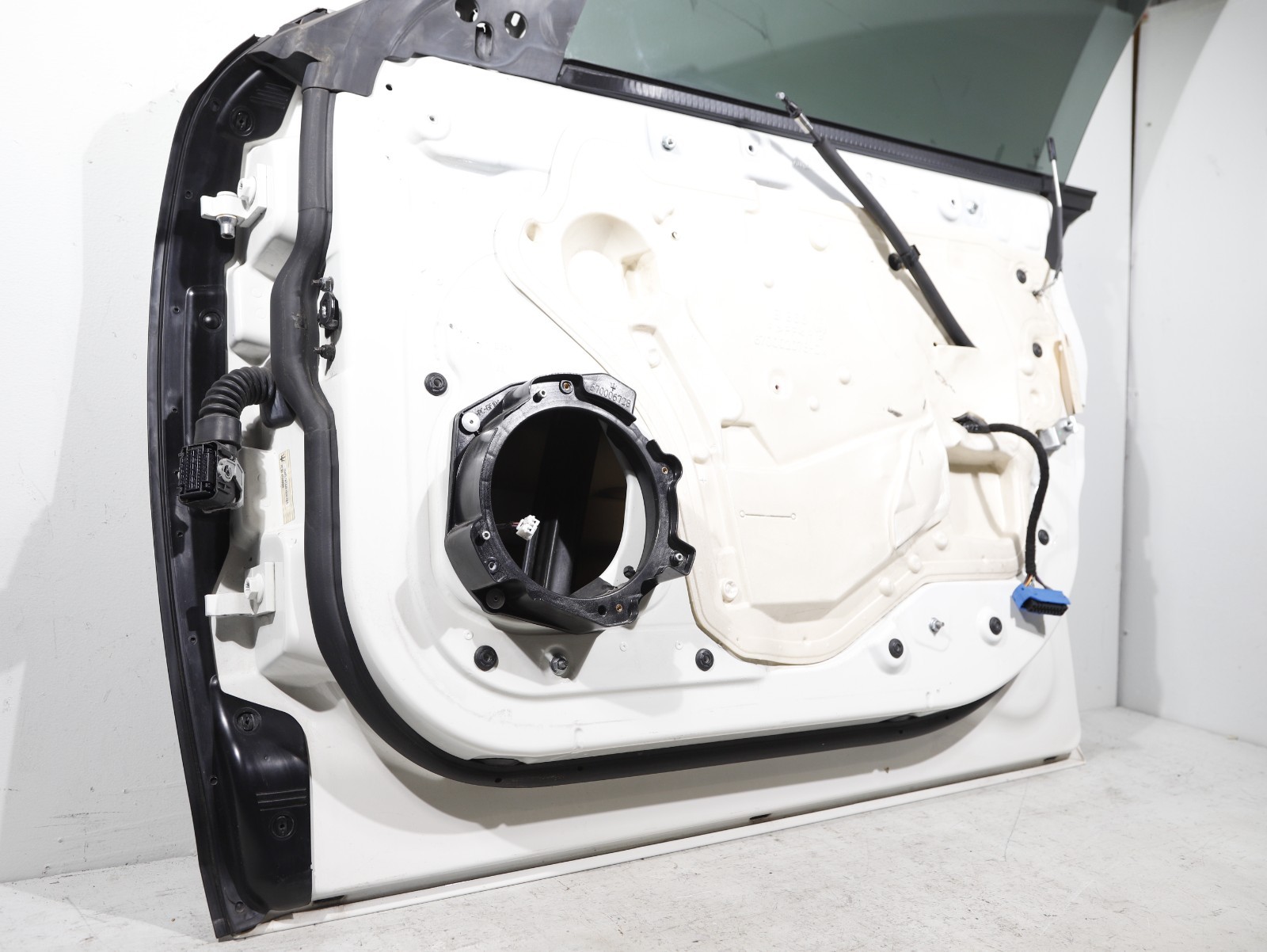 14-20 Maserati Ghibli Front Right Side Door Shell Complete Bianco White OEM 60K