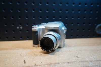 (m) Fujifilm FinePix S3000 Digital Camera 3.2MP 6x Zoom Silver