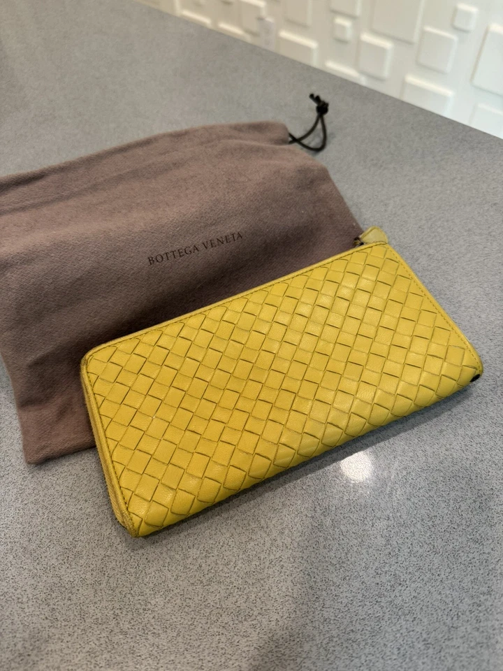 Auténtica billetera larga Bottega Veneta Intrecciato piel de cordero cremallera alrededor mostaza Foto 2 de 4
