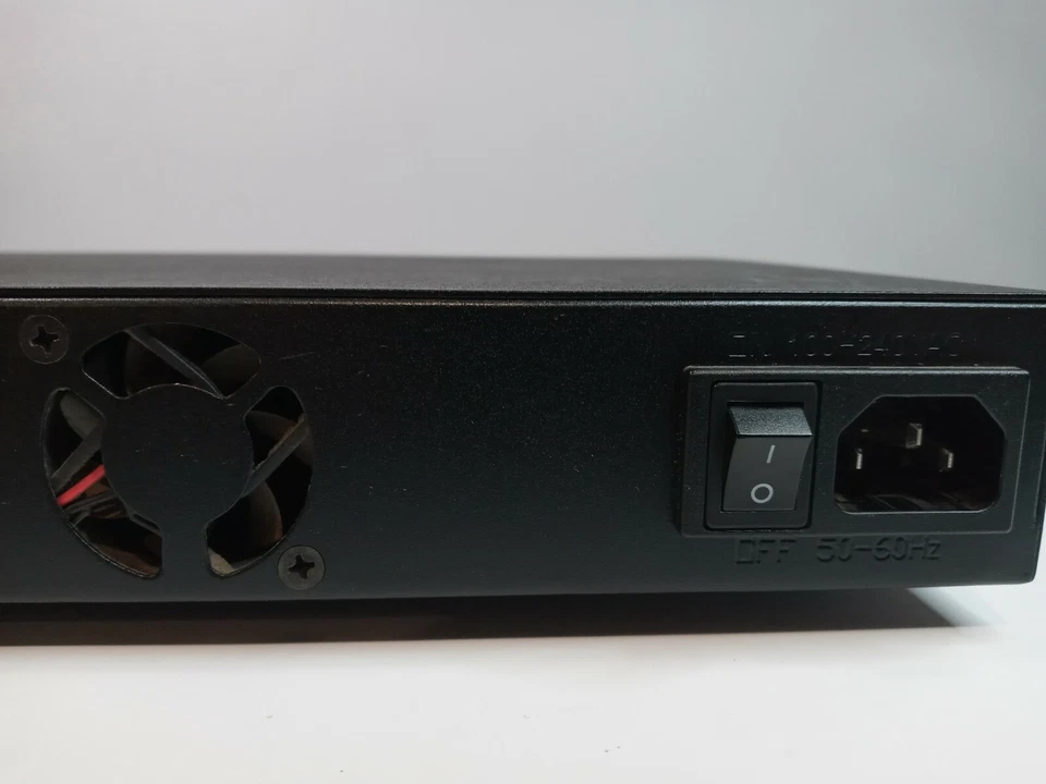 TRENDnet 16-Port 10/100 Mbps PoE+ Switch TPE-S160 - Image 4 of 4